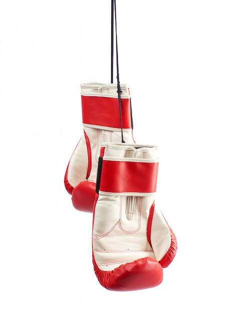 Photo paire de gants de boxe en cuir rouge suspendus à une corde noire