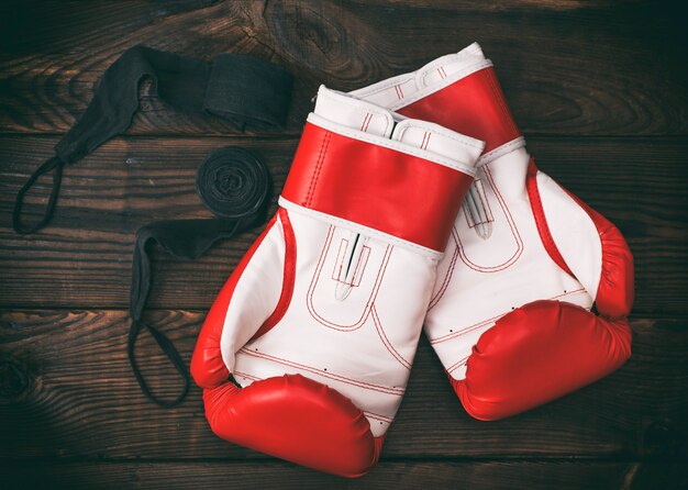 Une paire de gants de boxe en cuir rouge