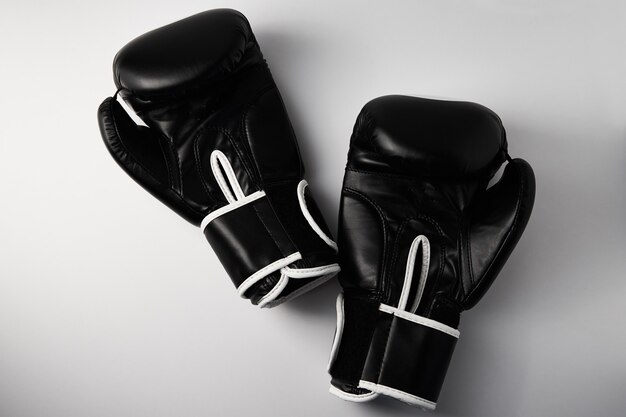 Paire de gants de boxe noirs sur blanc