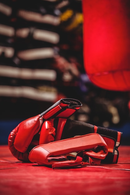 Paire de gants de boxe rouges