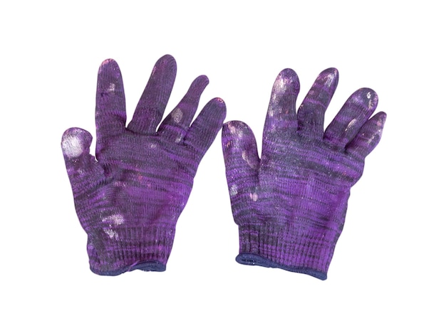 Une paire de gants violets sales isolés sur fond blanc avec un tracé de détourage