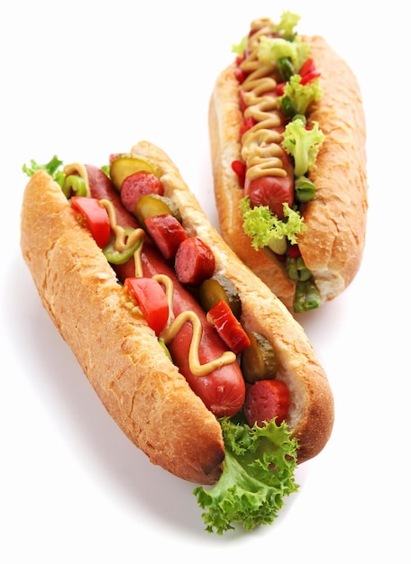 Une paire de hot-dogs frais isolated on white