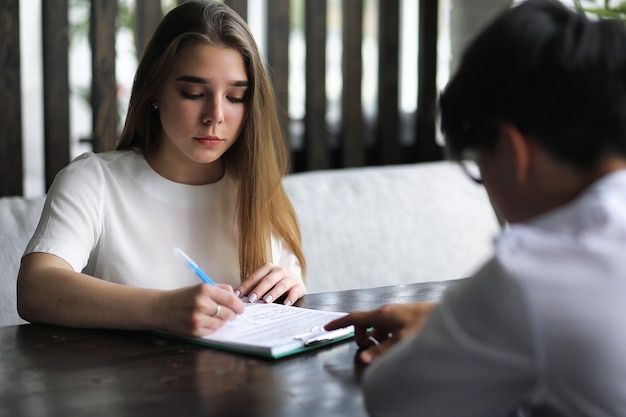 Une paire de jeunes parlant à la table du bureau