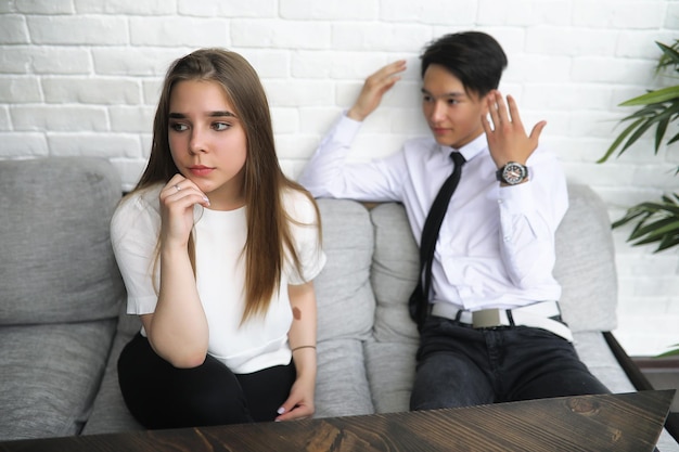 Photo une paire de jeunes qui parlent au bureau