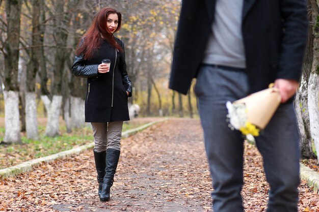 Photo une paire de jeunes se réunit en automne dans le parc