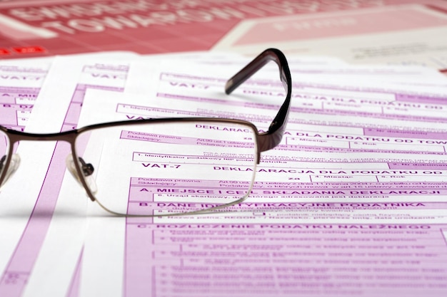 Une paire de lunettes est posée sur un papier qui dit cuve.