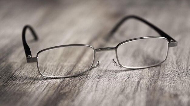 Photo une paire de lunettes de lecture ou de lunettes modernes sur une table en bois rustique