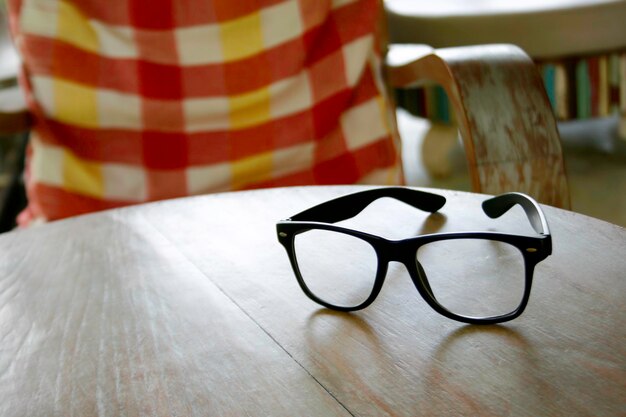 Photo une paire de lunettes sur une nappe de table