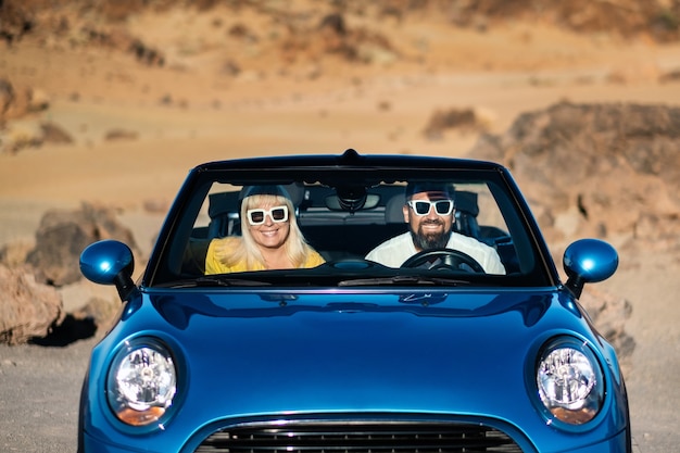 Une Paire De Lunettes S'asseoir Dans Une Voiture Sur L'île De Tenerife Dans Le Cratère Du Volcan Teide, Espagne