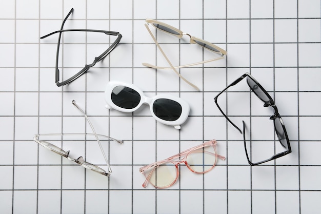 Une paire de lunettes de soleil sur un fond noir et blanc à carreaux