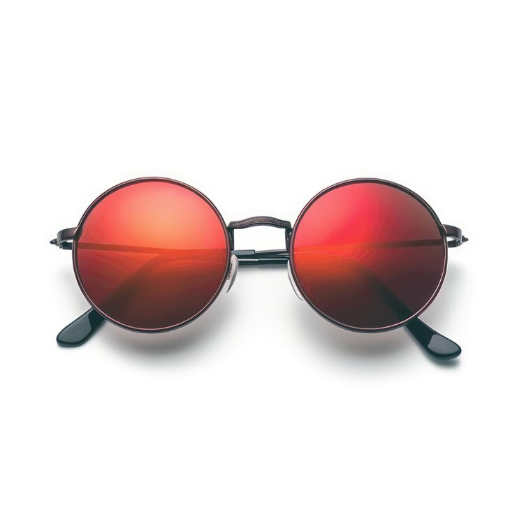 Une paire de lunettes de soleil rouges avec le mot " love " sur le devant.
