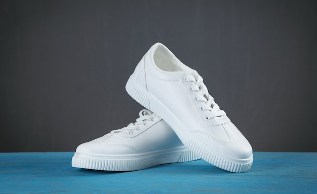 Paire de nouvelles baskets blanches élégantes.