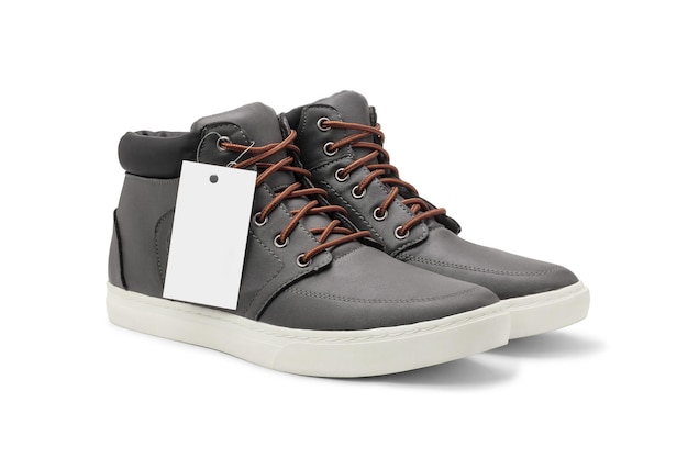 Photo paire de nouvelles baskets montantes grises d'automne avec étiquette vierge isolée sur fond blanc bottes à la mode pour jeunes concept de publicité chaussures demi-saison