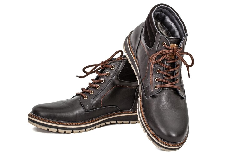 Photo paire de nouvelles bottes isolé sur fond blanc