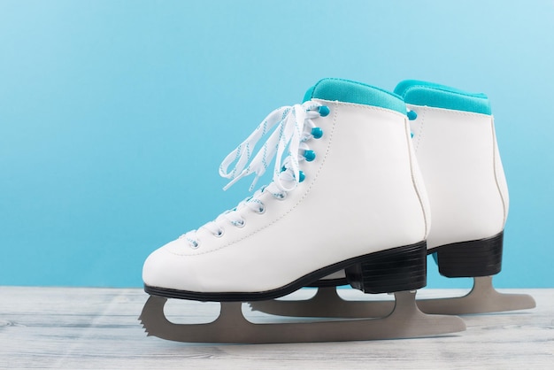 Paire de patineurs devant un fond bleu, équipement de sports d'hiver