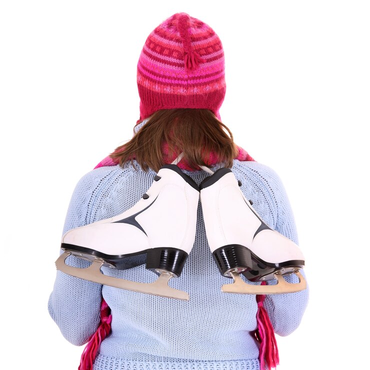 Photo une paire de patins artistiques sur le dos de la femme
