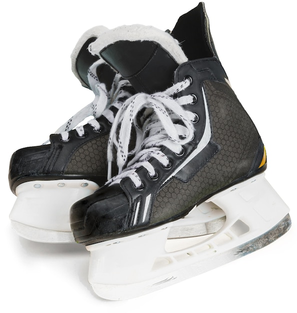 Paire de patins de hockey sur glace noirs, isolés sur fond transparent