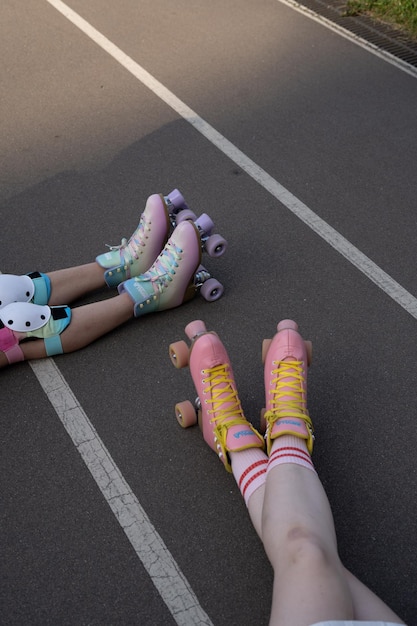 Une paire de patins à roulettes roses avec un ours en peluche dessus.