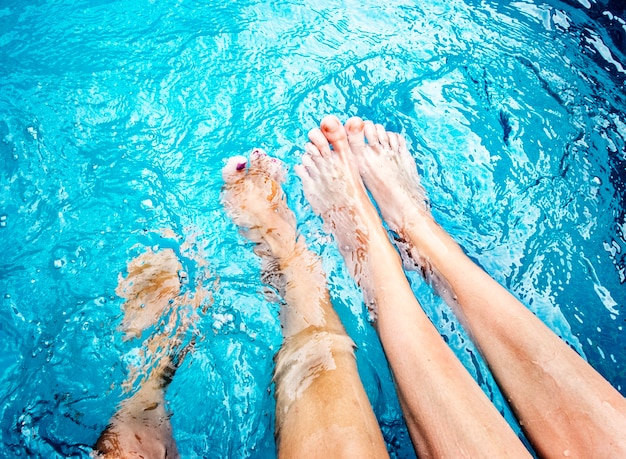 Paire de pieds nus dans la piscine