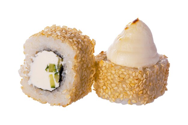 Paire de rouleaux de sushi sur fond blanc Gros plan d'une délicieuse cuisine japonaise avec rouleau de sushi