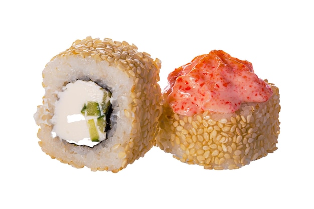 Paire de rouleaux de sushi sur fond blanc Gros plan d'une délicieuse cuisine japonaise avec rouleau de sushi