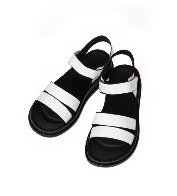 Paire de sandales femme noir et blanc isolé sur fond blanc