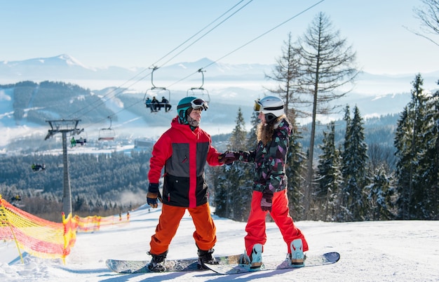 Paire de snowboardeurs à la montagne