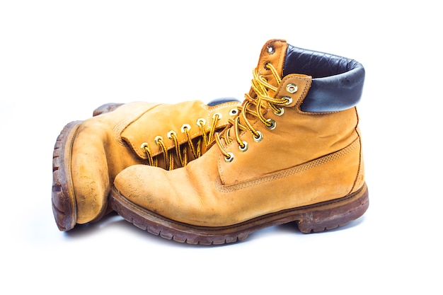 Photo paire de vieilles bottes de travail jaunes, nostalgiques