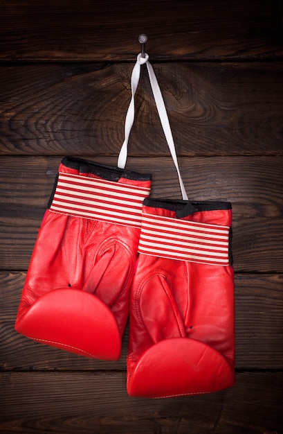 Photo paire de vieux gants de boxe en cuir