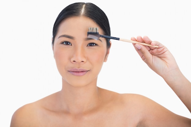 Paisible modèle naturel magnifique en utilisant une brosse à sourcils