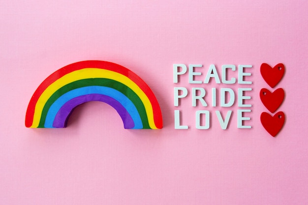 Paix, amour, fierté avec arc-en-ciel. Concept de fierté gay LGBT.