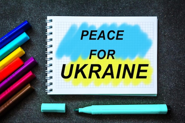 Paix pour l'Ukraine Texte sur le fond d'un tableau noir