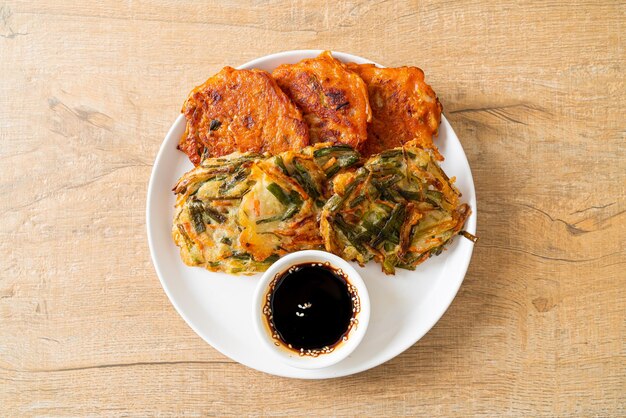 Photo pajeon ou crêpe coréenne et crêpe coréenne kimchi ou kimchijeon sur fond blanc