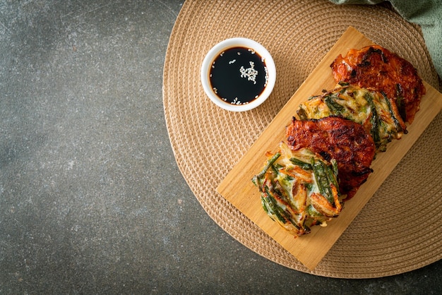 Pajeon ou crêpe coréenne et crêpe coréenne Kimchi ou Kimchijeon - style de cuisine traditionnelle coréenne