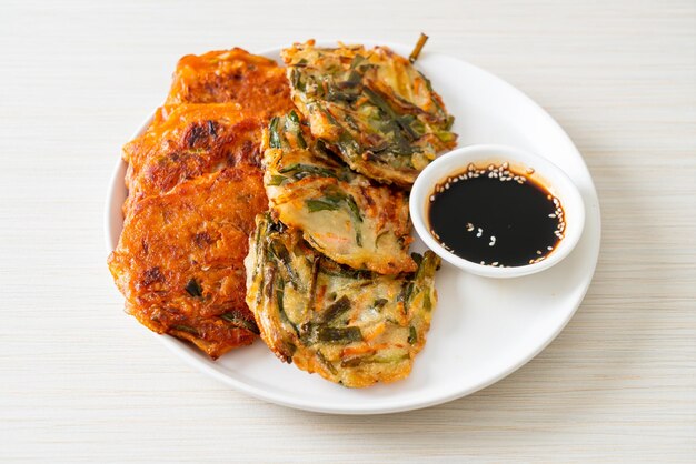 Pajeon ou crêpe coréenne et crêpe coréenne Kimchi ou style de cuisine traditionnelle coréenne Kimchijeon