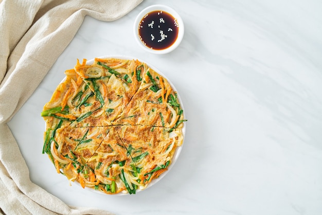 Pajeon ou crêpe coréenne ou pizza coréenne - style de cuisine asiatique