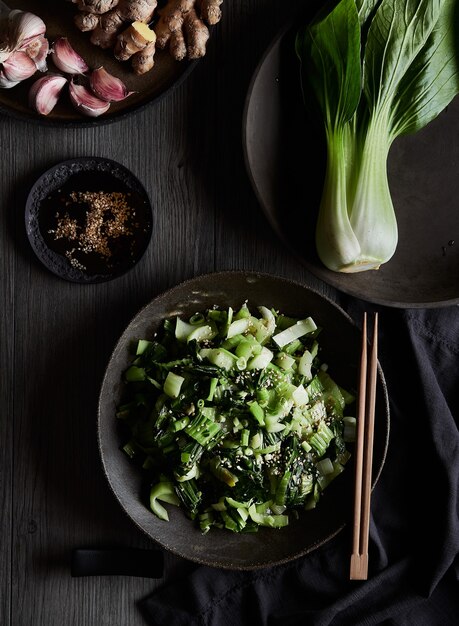 pak choi sauté dans une assiette sombre et table chou chinois