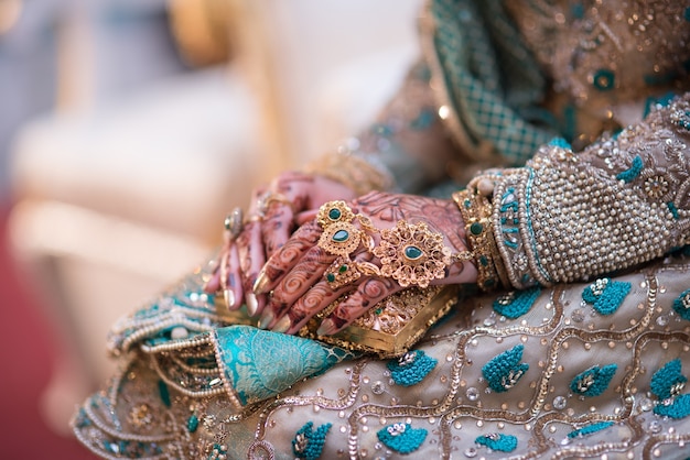 pakistanais Indien brides mains montrant des bagues et des bijoux