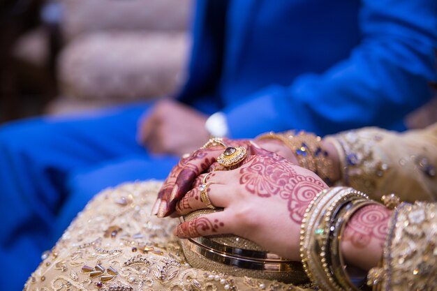 Photo pakistanais indien brides mains montrant des bagues et des bijoux