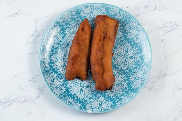 Pakora brinjal frit ou begini servi dans un plat isolé sur fond vue de dessus de la nourriture indienne et bengali