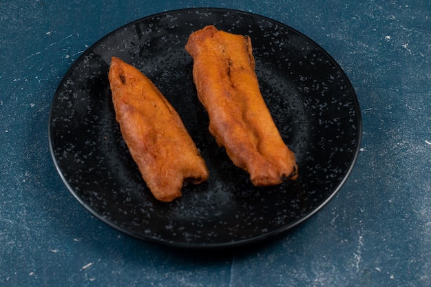 Pakora brinjal frit ou begini servi dans un plat isolé sur fond vue de dessus de la nourriture indienne et bengali