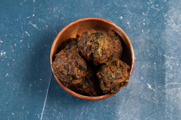 Pakora ou pakoda aux légumes épicés indiens servis dans un plat isolé sur la vue de dessus de table