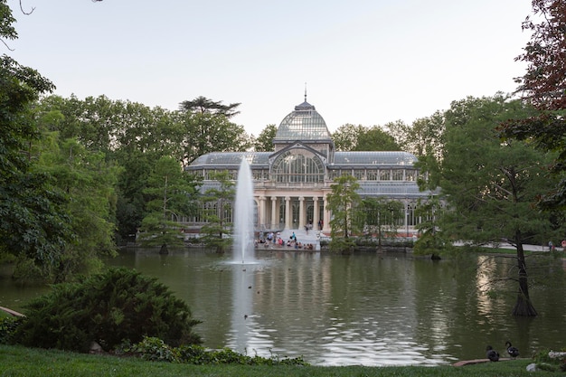 Palacio de Crystal à côté du lac avec ses canards dans le parc du Retiro à Madrid Espagne