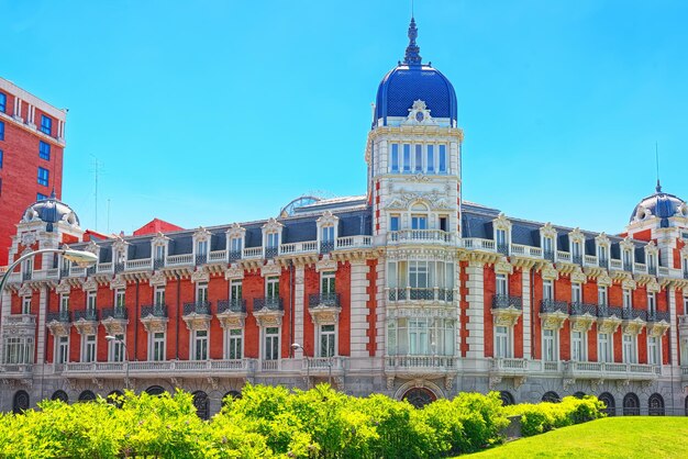 Palacio sur la place d'Espagne Plaza de España est une grande place un