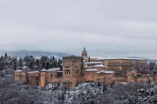 Palais de l'Alhambra après la neige en hiver