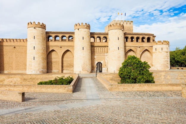 Le palais de l'Aljaferia ou Palacio de la Aljaferia est un palais islamique médiéval fortifié dans la ville de Saragosse dans la région d'Aragon, Espagne