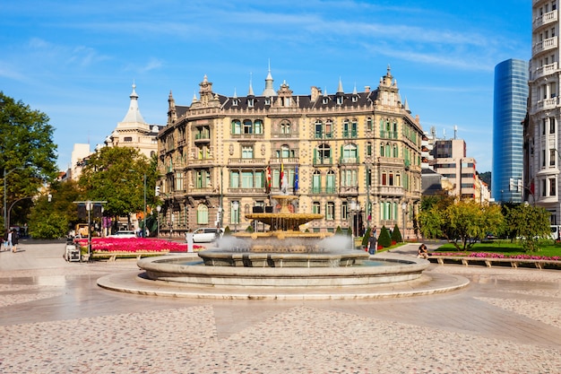 Palais Chavarri ou Palacio Chavarri est un bâtiment autour de la place Moyua à Bilbao, Pays Basque dans le nord de l'Espagne