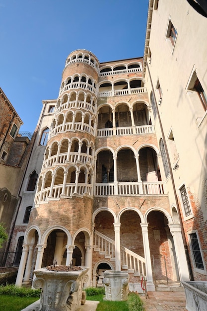 Palais Contarini del Bovolo à Venise, Italie. Tour insolite avec des arcs en spirale. Bel escalier en colimaçon avec fenêtres cintrées.