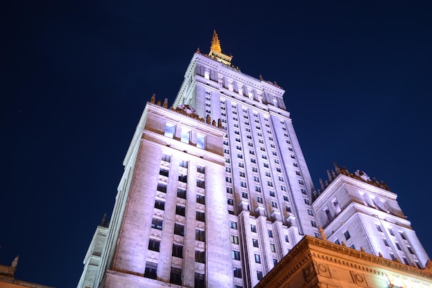 Palais de la culture et des sciences à Varsovie la nuit