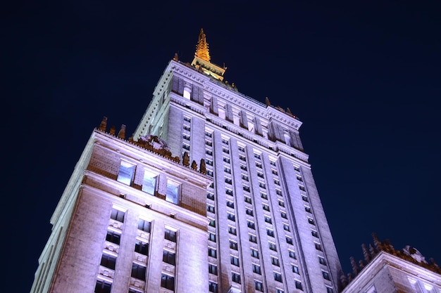 Palais de la culture et des sciences à Varsovie la nuit